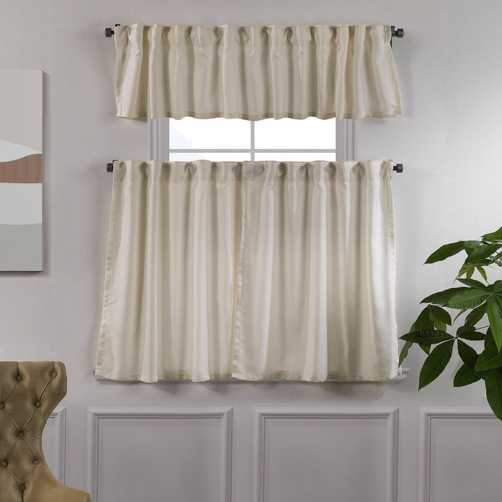 Cream linen‑look valance photographed closed, showing textured weave, soft daylight filtering and smooth decorative finish.