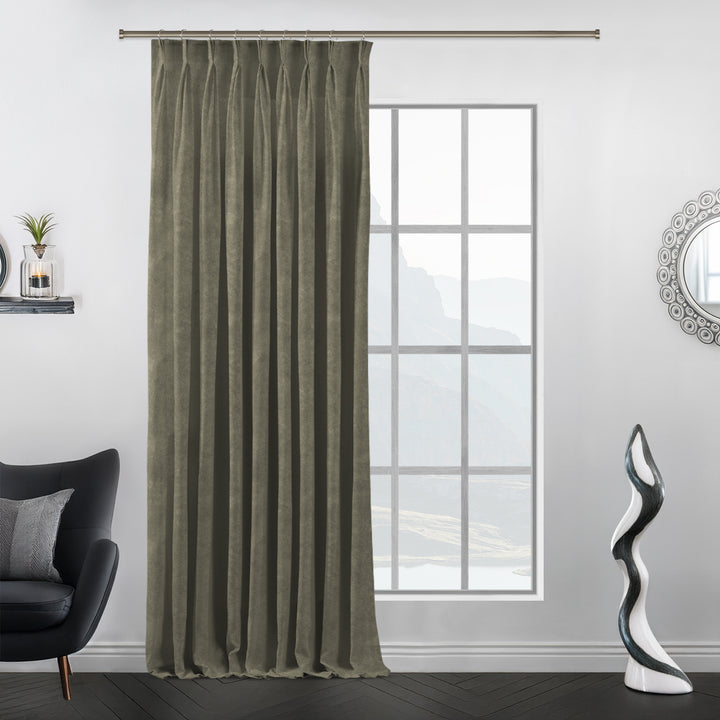 Custom‑made pinch pleat velvet curtain featuring elegant folds and refined craftsmanship.