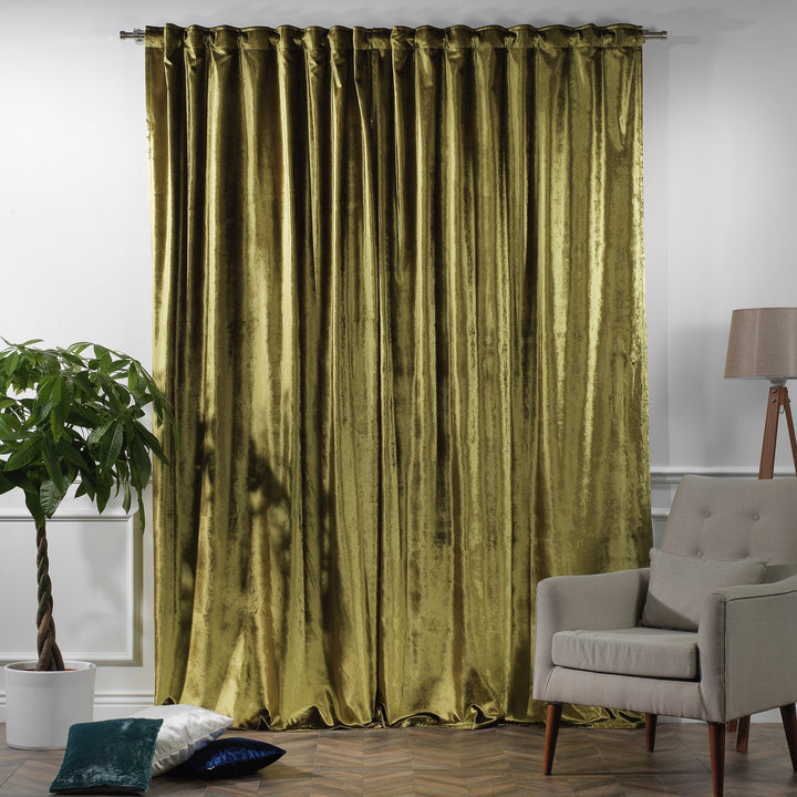 Shiny velvet curtain with reflective sheen and a smooth, flowing drape in a made‑to‑measure fit.
