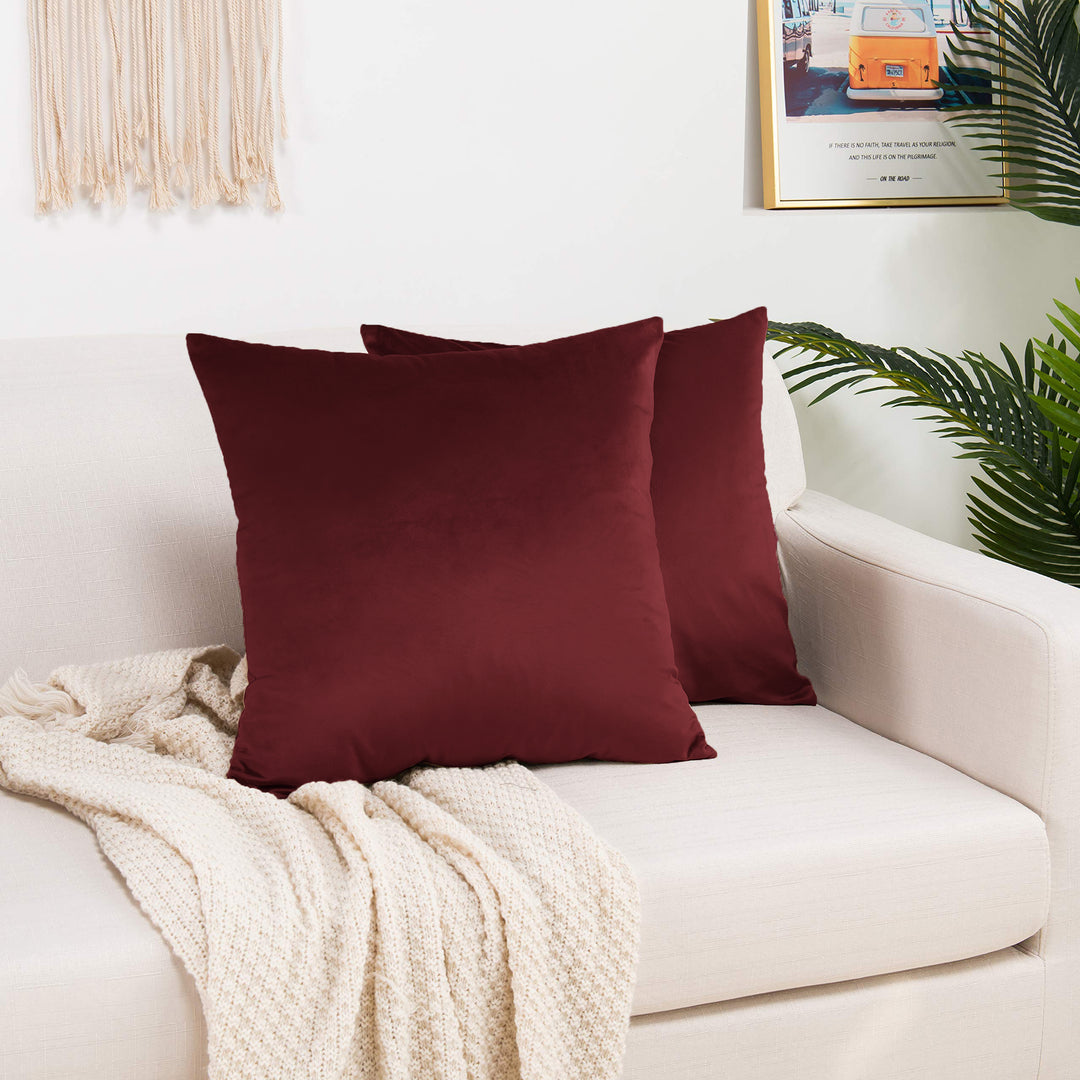 A made to measure cushion cover in dark mahogany‑brown shiny velvet, featuring a soft glossy surface and refined seams for a rich elegant finish