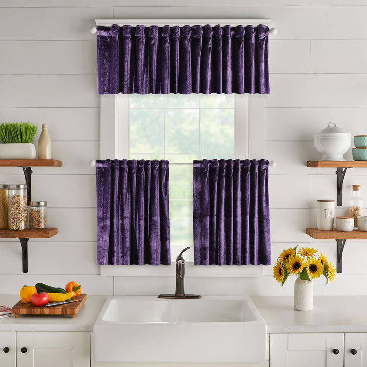  A made to measure valance in soft mauve‑pink shiny velvet, featuring a gentle glossy sheen and neatly finished seams for a delicate premium appearance