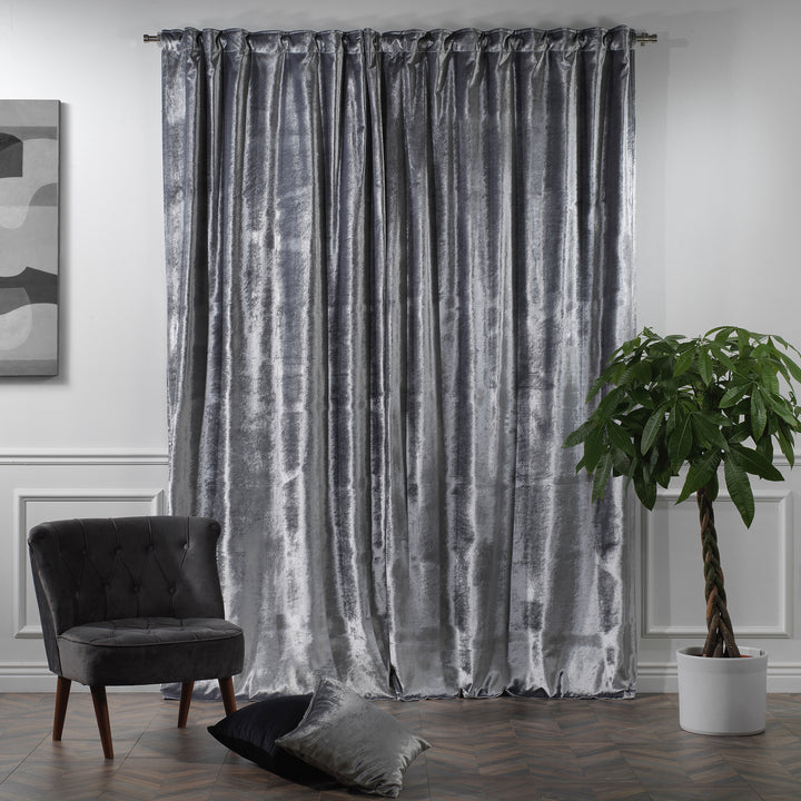 6‑in‑1 universal velvet curtain with adaptable header design and long, elegant made‑to‑measure drape.